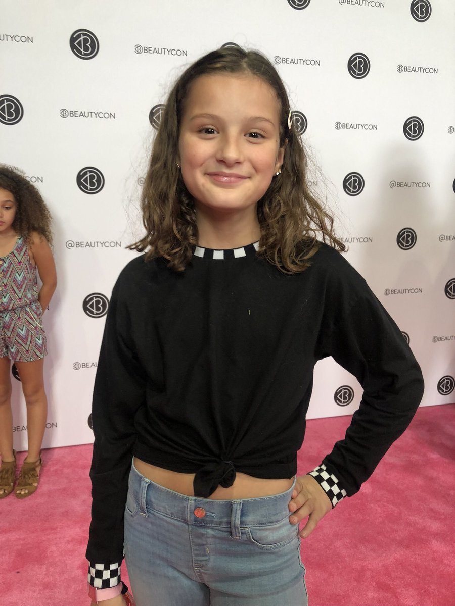 It’s #BeautyconLA Day 2! <a href="/DJLelaB/">DJ Lela B</a> is hanging out with <a href="/skaijackson/">Skai</a> <a href="/sofiedossi/">Sofie Dossi</a> <a href="/montanatucker/">Montana Tucker</a> &amp; <a href="/HayleyLeBlanc/">Hayley Noelle LeBlanc</a>! 💋