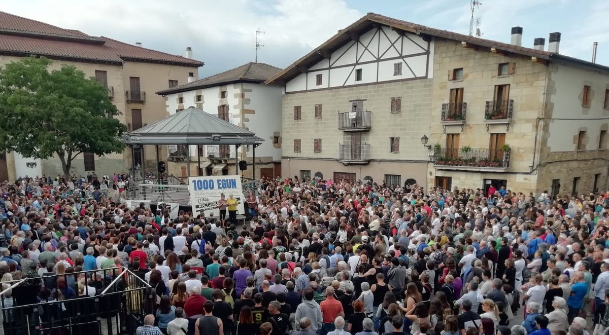 Este sábado la plaza de #Altsasu volvió a llenarse para mostrar el hartazgo de un pueblo ante una injusticia que no dejará de denunciar. Estamos orgullosas de nuestros vecinos y vecinas e infinitamente agradecidas de contar con el incansable respaldo de tantas gente. 📷