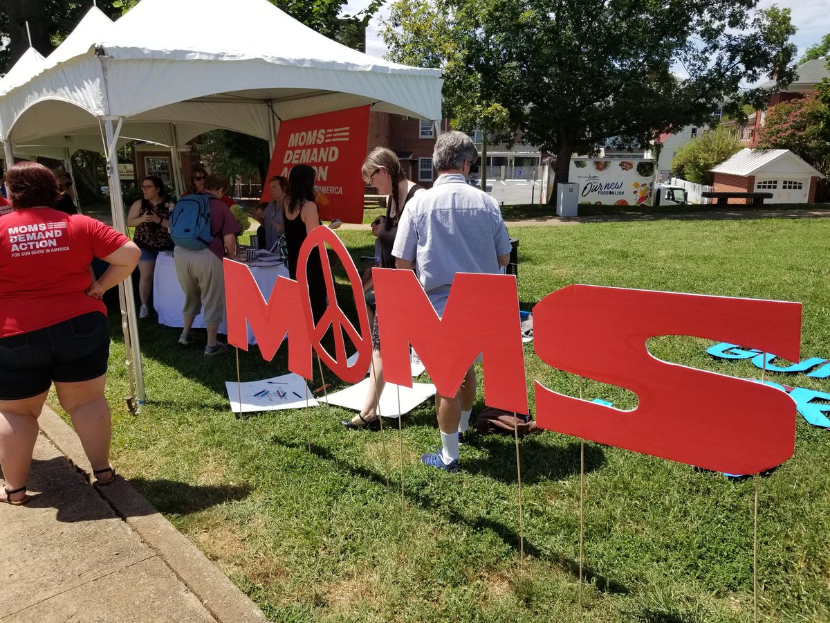 #Charlottesville <a href="/MomsDemand/">Moms Demand Action</a> signed up new volunteers, gave out gun locks &amp; had signed posters of solidarity for communities reeling from gun violence. <a href="/UnityDaysCville/">Unity Days Cville</a> #UnityDaysCville