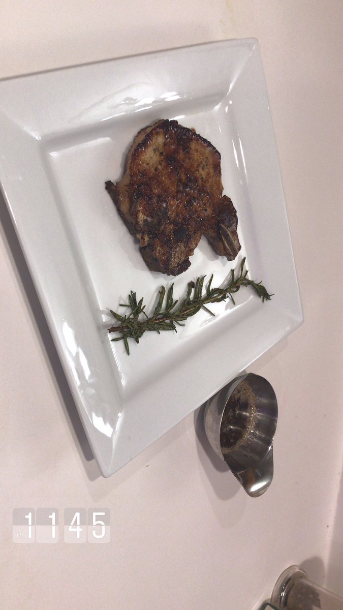 chefboyyardie1's tweet photo. Final product #porkchops #homechef #amateurchef https://t.co/ILS68AcMF8