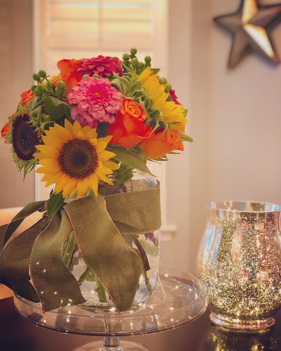 AuntGigiEsq's tweet image. I dreamed up this arrangement this morning. Zinnias from our backyard. #SummerDontGo
#SummerInMaryland 🌻