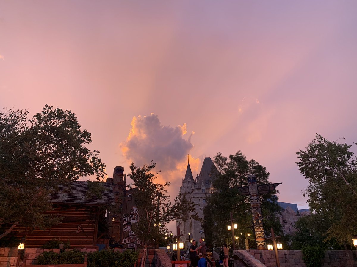 WDWNT's tweet photo. The sky is stunning over Canada. https://t.co/Aeo7O6Q0Om