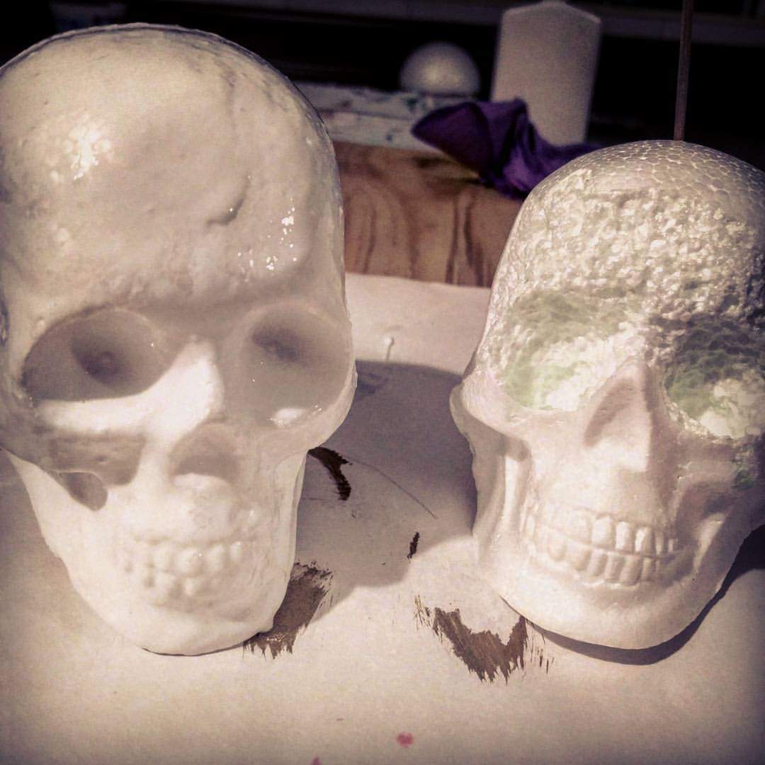 A la izquierda el cráneo de una persona sana, a la derecha el cráneo de un adicto al fornait.

No le hagas esto a tus hijos.