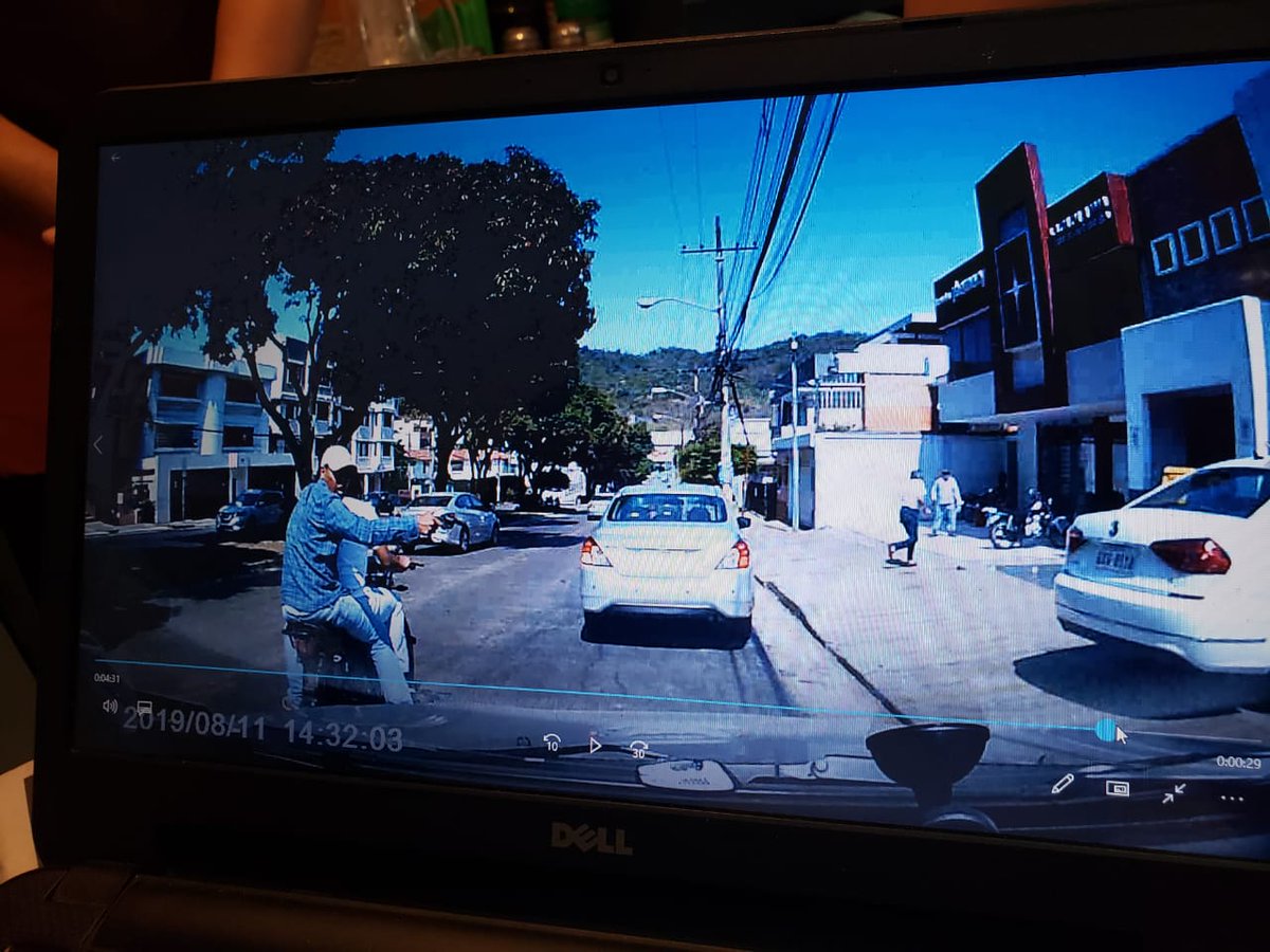 steevenmaciastv's tweet photo. En Los Ceibos,  Guayaquil, venezolanos en moto asaltaron a una pareja de esposos con un revolver. A ella le pusieron el arma en el cuello mientras los desvalijaban. Como el carro tiene una cámara en la parte frontal quedó grabado el momento en que huían. https://t.co/fHGa6o96uj