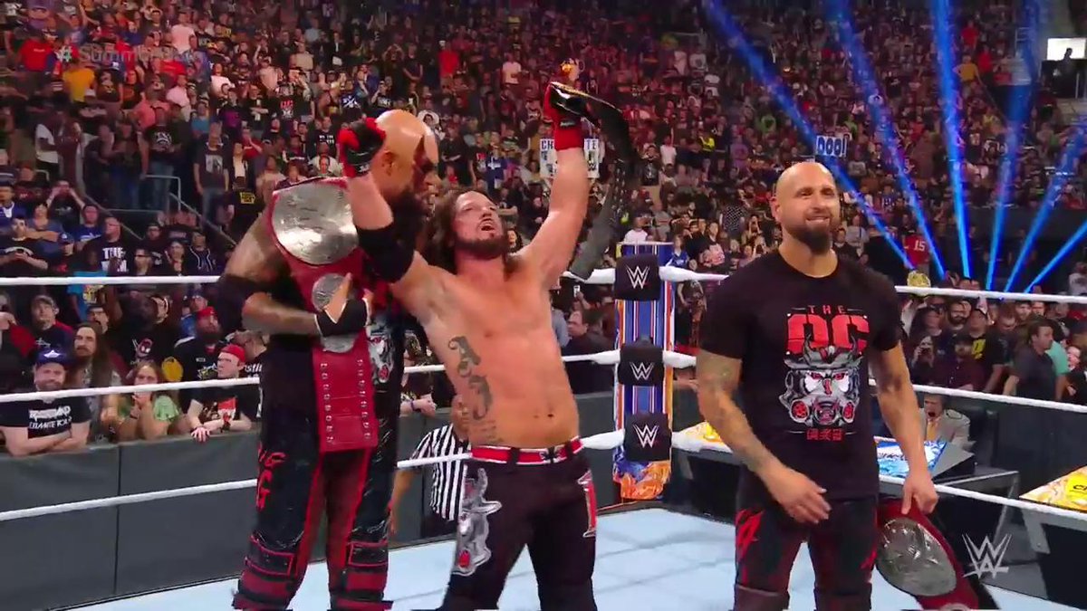 ElEsquinero_'s tweet photo. AJ STYLES RETIENE EL TÍTULO DE LOS ESTADOS UNIDOS EN #SUMMERSLAM ☀️

En el aire cogió a RICOCHET para hacerle el Styles Clash y llevarse la cuenta de tres 🏆

The OC sigue dominante 🔴 https://t.co/myKvVZyo4j