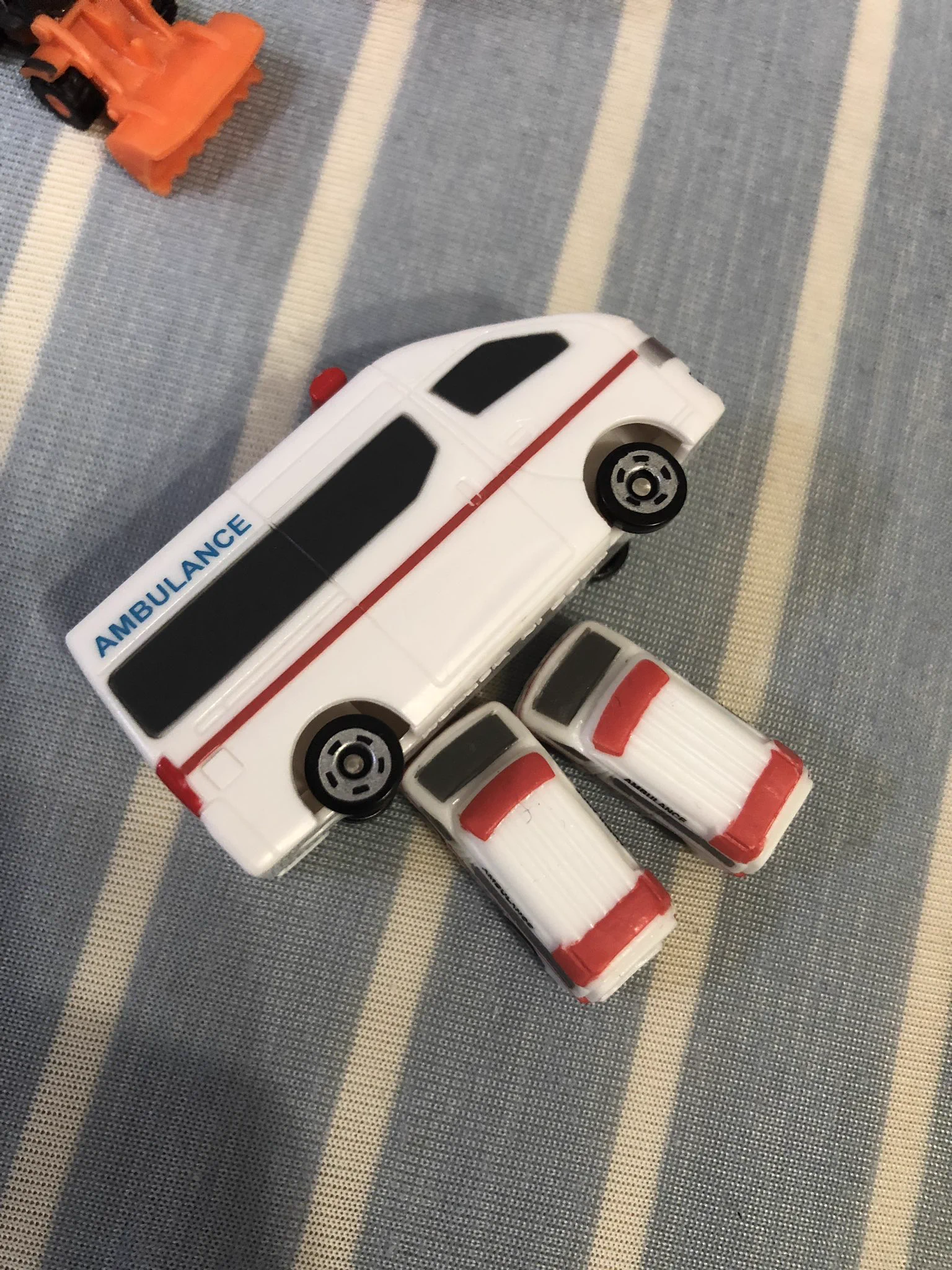 左の娘の遊び方を見て学び、2歳の息子の導き出した一つの答え!!上からの学びが可愛い!!!!