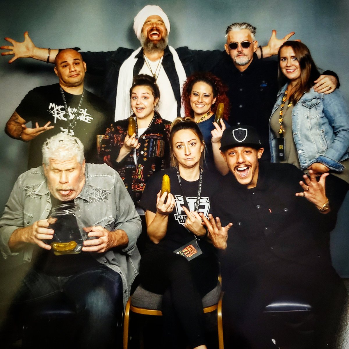 MelodieRawson's tweet photo. Pittsburgh Pennsylvania Pickle Party. How's that for some alliteration? π₯
.
.
.
@PrimeTimeAppea @perlmutations @Theorossi
@RamboDonkeyKong @TommyFlanagan @ComicConFred @duncanator24 #primetimeappearances #steelcity #comiccon #soa #work #leaveyourproblemstakeapickle https://t.co/pdMFLr073T