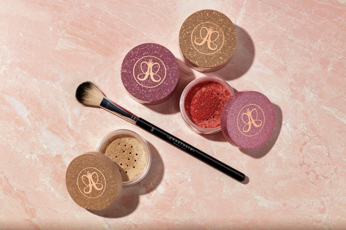 ABHcosmetics's tweet photo. Create your most gorgeous glow yet! 🌟 Apply our new shades of Loose Highlighter in Vegas and Peach Fizz with A23 Pro Brush for a precise highlight placement! 🙌 #ABHGlow https://t.co/1nXIPRHGe0 https://t.co/yayZ3b8oQc