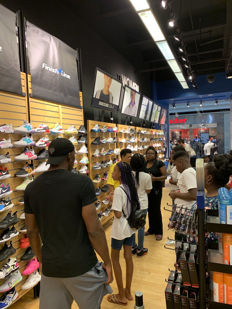 Lester26Hudson's tweet photo. Took the winners of my back to school bash shopping today glad I can blessed others while being blessed #teamhudson https://t.co/LJlzF8KmWR