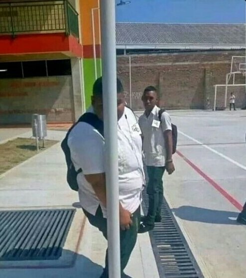 o mark zuckerberg tentando esconder o número de curtidas do instagram e deixando aparecer tudo igual sempre pelo instagram web
