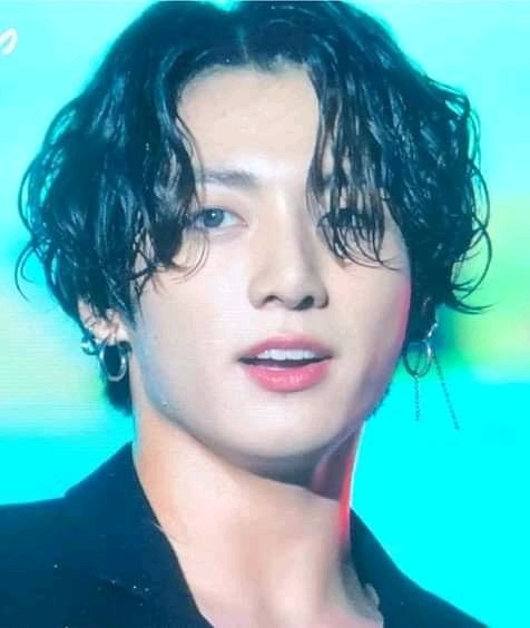 LaJhopeBiased1's tweet photo. Admitamos que jungkook se mira guapísimo 😍🤤❤️🌻 #oppa #Jungkookedit #JungKook #BTS #BTSDollsOfficial #OppaDoll #Jungkookedit #JUNGKOOKGOSOLO #ARMYs https://t.co/QnfnOcOaKX