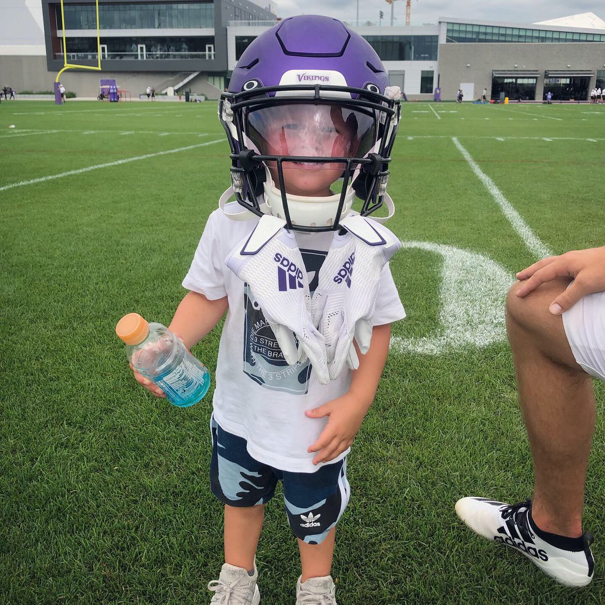 athielen19's tweet photo. Is that @RandyMoss ? Or my son Asher? #glovesonhelmetswag https://t.co/J0BQkaIJyH