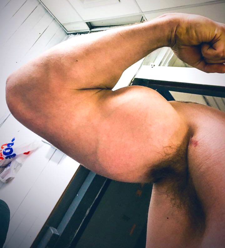 NeilioVon's tweet photo. Don’t you love it when a lad poses 💪🏼 and gives you an eye full of hairy pit and a nose full of his masculine smell. https://t.co/yrA1fELcp6