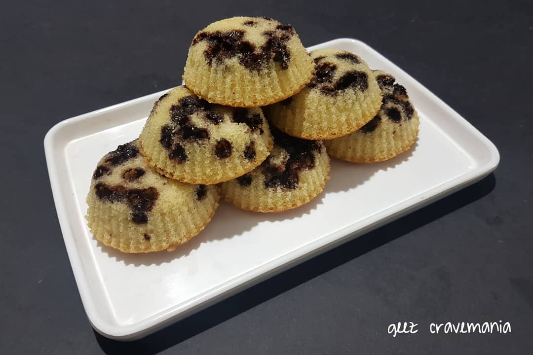 cravemania's tweet photo. #vanilla_cupcake_with_chocochips
Choco chip cupcakes  are tender white cupcakes studded with plenty  of choco chips .These cupcakes  are so soft and rich  in flavour that they just melt in your mouth. 
#foodiholic #foodphotography  #fingerlicious #loveforbaking
#geez_cravemania♡ https://t.co/GHsqzXgY4W