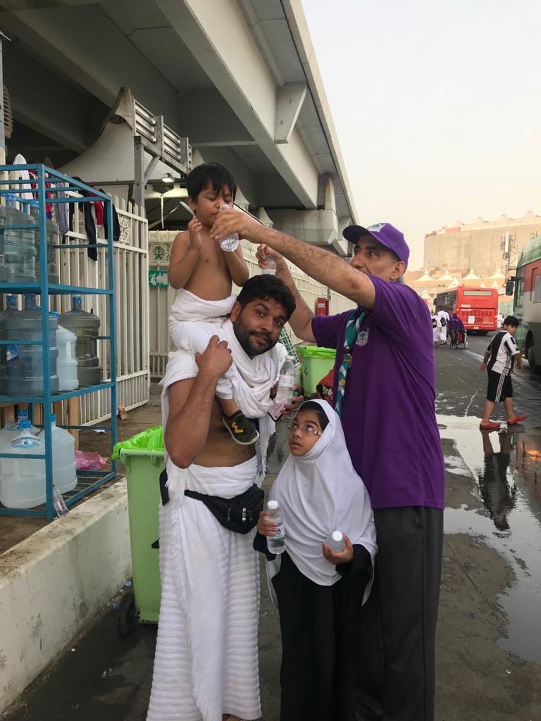 wadihaj40's tweet photo. أبناء الكشافة يرسمون لوحة إنسانية من البذل في خدمة الحجاج #الكشافه_في_الحج2
#معسكر_منى_الوادي
#معسكرات_الخدمة_العامة
#جمعية_الكشافة
#الكشافه_في_الحج1 https://t.co/opni4Fcddk