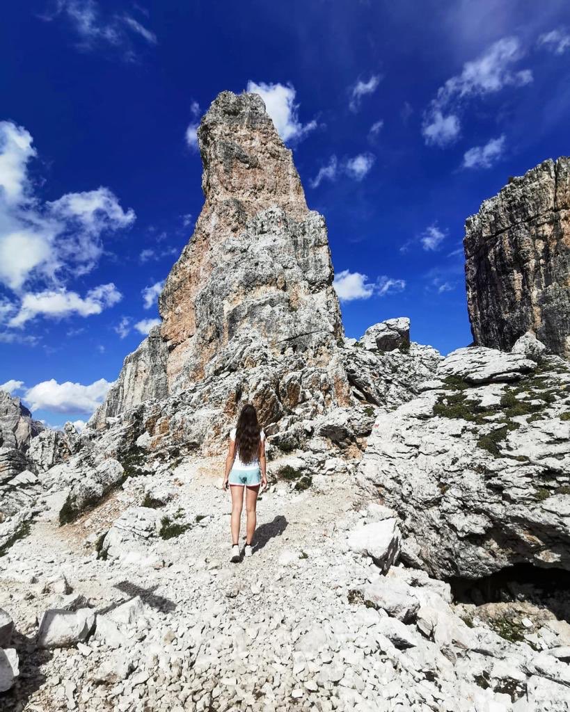 On redémarre la semaine de bon pas, avec cette #randonnée dans les Cinque Torri ! 😁
Un panorama de #montagne très différent de nos #alpes françaises, rocheux et vertical, un paradis pour l’escalade 🧗‍♂️⛰ 
📍Espace de #nature dans le parc des #dolomites, Italie 
Bonne semaine 🤗