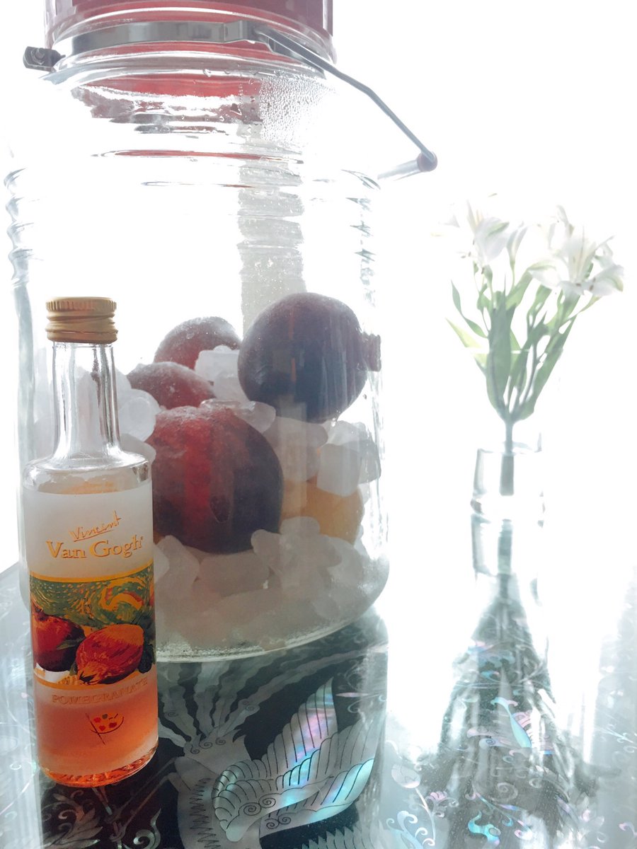 ぼーっとしてたらもうお盆...八百屋にて最後のスモモを買ってきてシロップ作り。いつからうちにあったのかわからない、ヴァンゴッホの絵のついたリキュール(ザクロ)で瓶の内側をアルコール消毒…それだけで美味しくなる気がします。