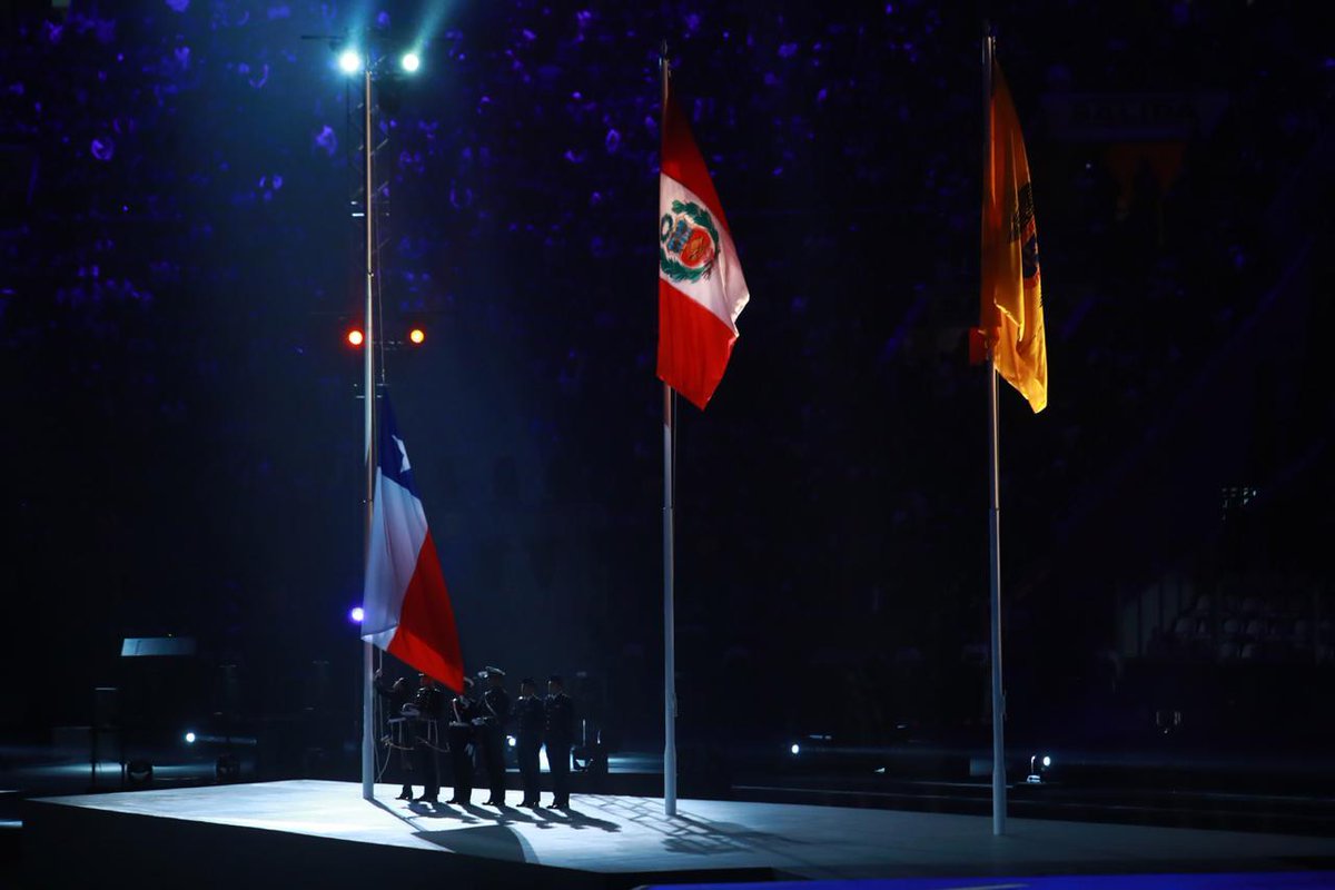 kantor_pauline's tweet photo. Vivimos una maravillosa ceremonia de clausura de los Panamericanos de @Lima2019Juegos. Junto al Pdte. @sebastianpinera recibimos la Bandera Panamericana, dando comienzo a un nuevo ciclo, el de nuestros Juegos de #Santiago2023 @go2023 ¡A seguir trabajando por el deporte chileno! https://t.co/k2r4jGl1sp