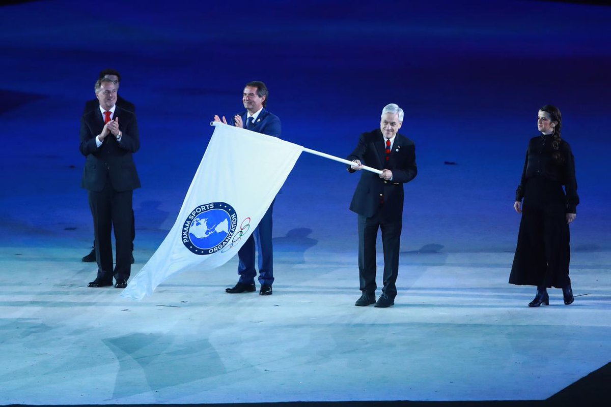 kantor_pauline's tweet photo. Vivimos una maravillosa ceremonia de clausura de los Panamericanos de @Lima2019Juegos. Junto al Pdte. @sebastianpinera recibimos la Bandera Panamericana, dando comienzo a un nuevo ciclo, el de nuestros Juegos de #Santiago2023 @go2023 ¡A seguir trabajando por el deporte chileno! https://t.co/k2r4jGl1sp