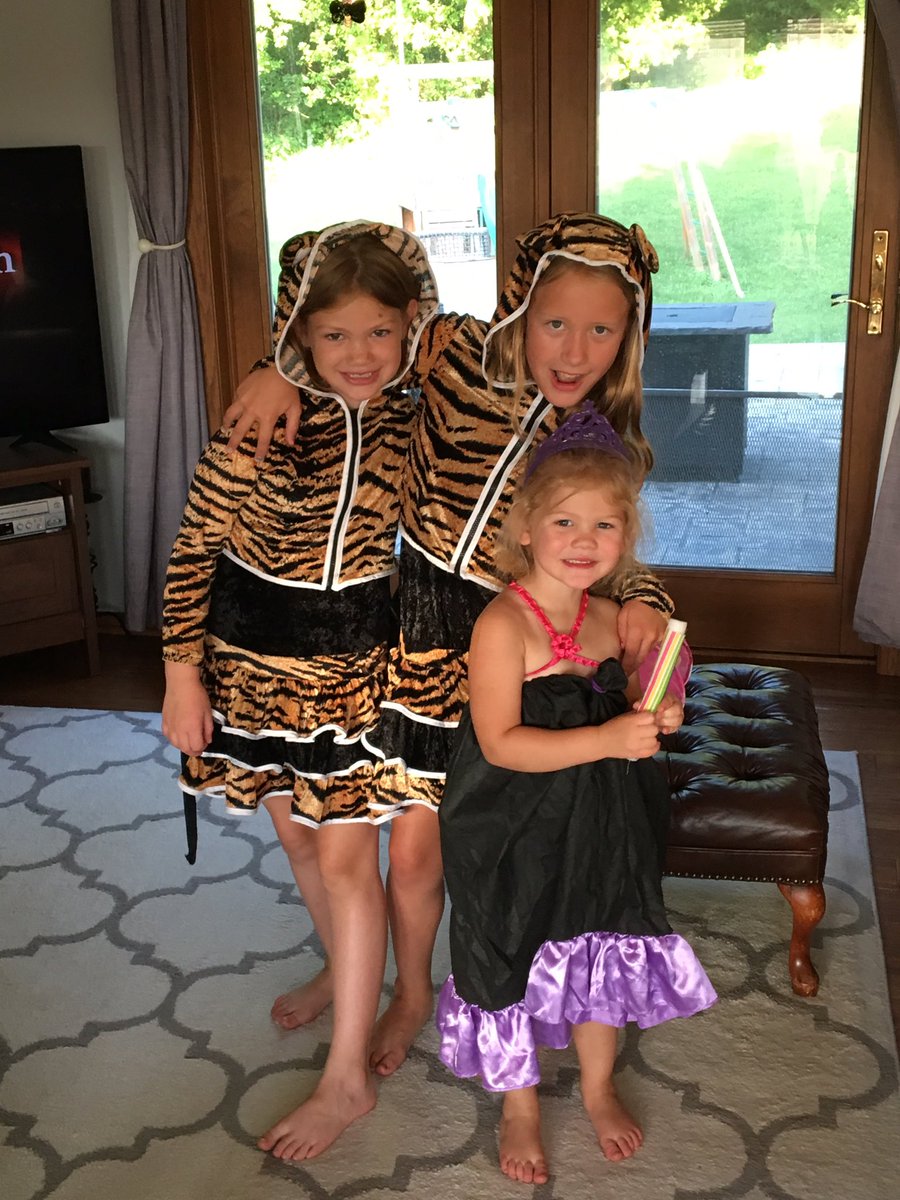 tdubToni's tweet photo. #DisforDressUp #ParksideABCchallenge https://t.co/ZNxLAgFeQq