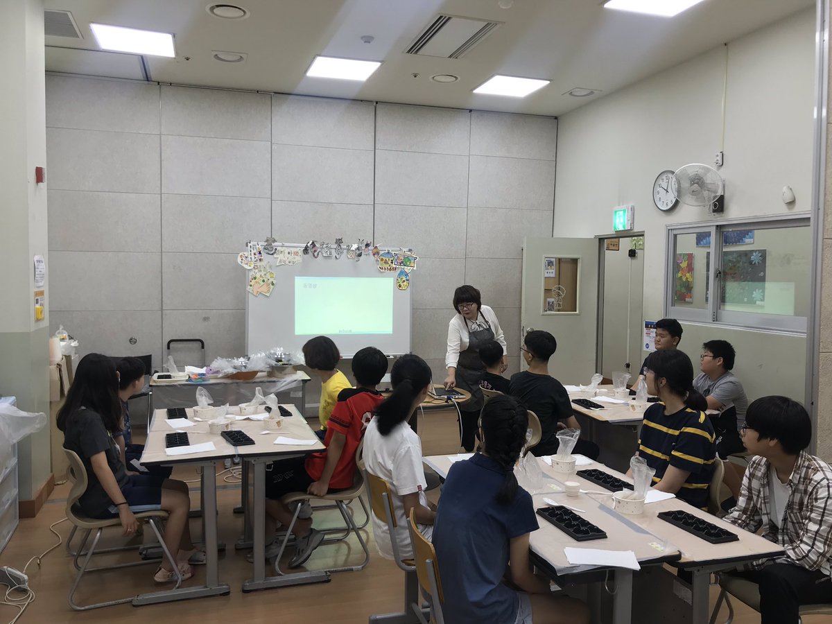 #성남시청소년재단 (이사장 은수미) #중원청소년수련관 #방과후아카데미 #경기남부장애인재활협회
징거다리 청소년이 원예활동과 공예활동을 통한 진로 직업체험 및 힐링 프로그램을 진행하였습니다. 
더위에 지친 청소년들의 심신을 치유해주는 행복한 체엄활동 시간이었습니다👐