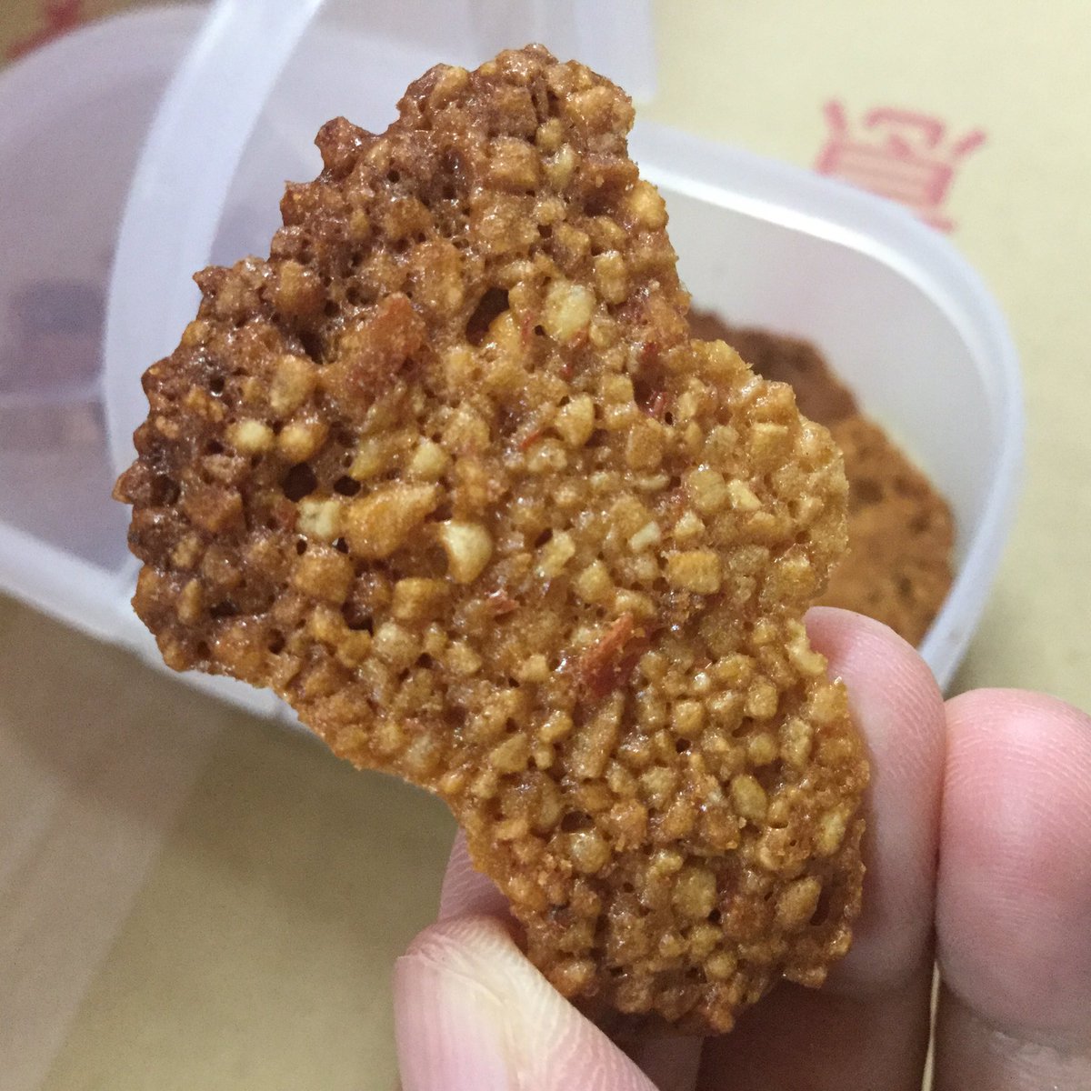 万代島鮮魚センター 公式 飯テロを起こしたせいでお腹が空きすぎて 南蛮えび煎餅の試食に手を出す中の人 新潟県 新潟市 ピアbandai 万代島鮮魚センター 新潟土産 土産菓子 不動の人気 南蛮えび煎餅 試食あり