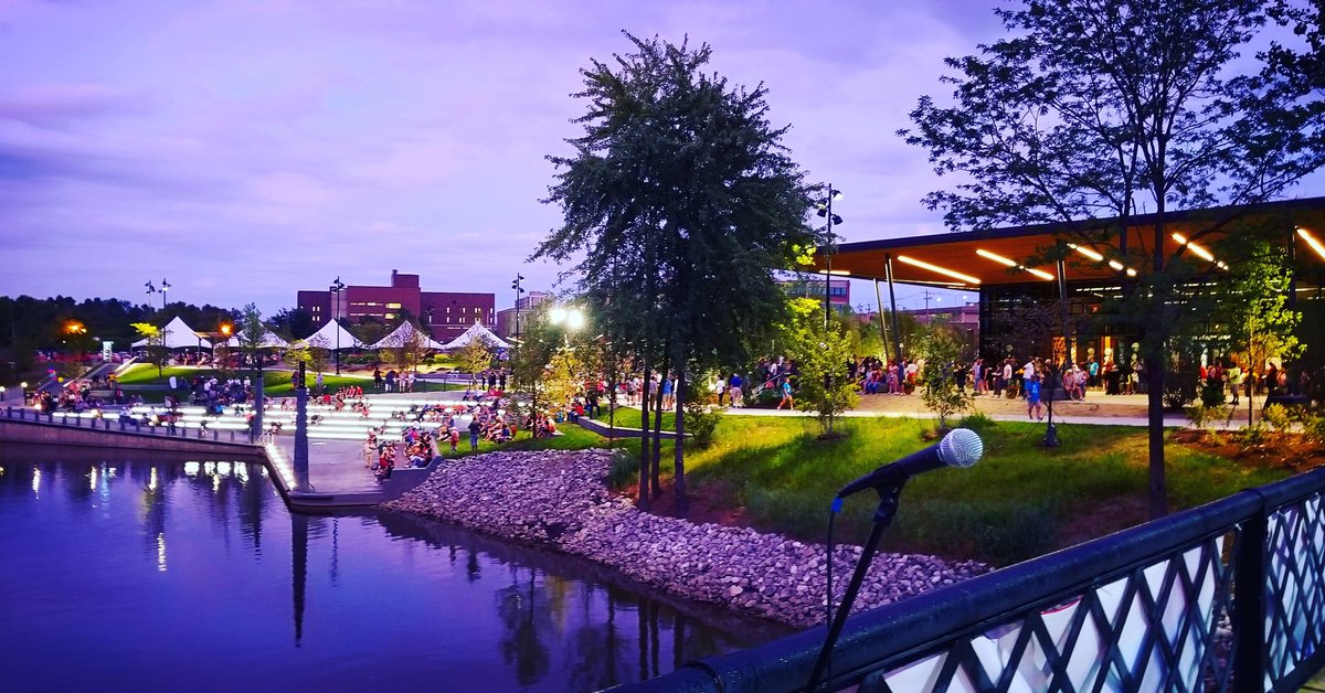 midwestplanner's tweet photo. Had the honor to narrate the Riverfront Closing Ceremonies tonight.
#hellonewpark #riverfrontfw #FortWayne https://t.co/IfufVDdlxf