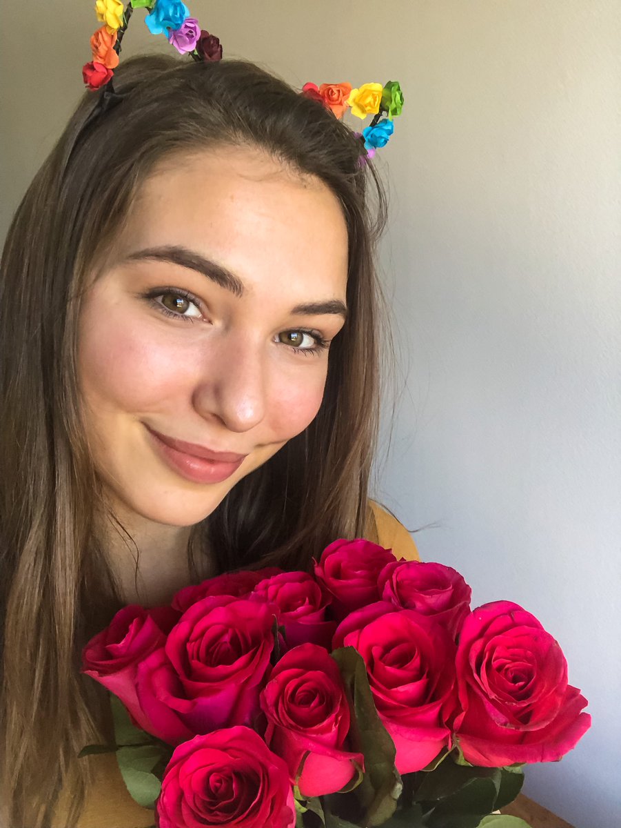 kimmydnc's tweet photo. Last night we hit the 1k milestone! Beyond grateful for my incredible community and all the support I’ve received in the last few months. These flowers are for you guys for the follows, subs, hosts and raids. Thank you for bringing such joy to my life every day ❤️ @Twitch https://t.co/nuAmWcUwUY