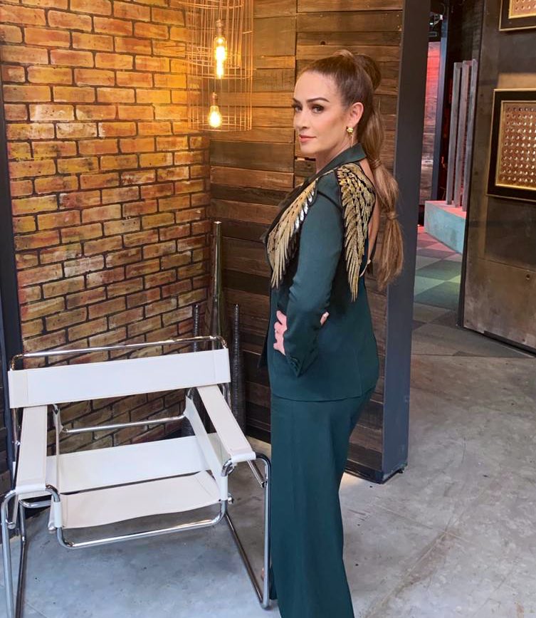 anettemicheltv's tweet photo. Me encantan las alas..  ¿Y que opinan de mi outifit? gracias a mi gran equipo! stylist @maragonzezh @moycalder maquillaje @adriancastillomakeup @garkiki peinado @iamnikkirey https://t.co/ljCrTWYO4F
