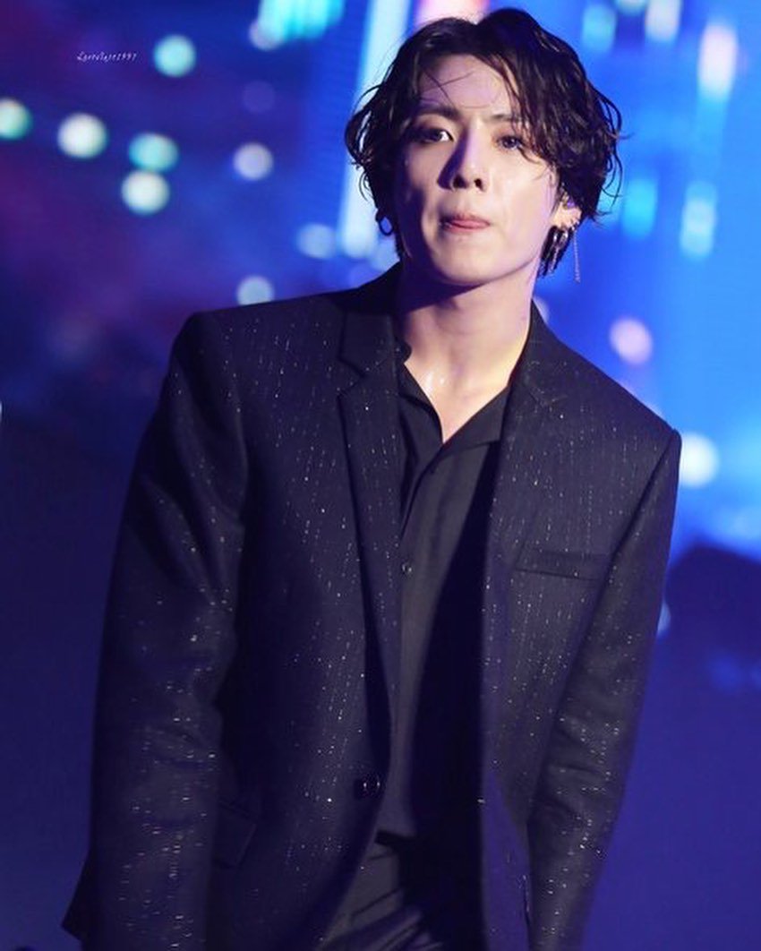 SevenMakeMeWeak's tweet photo. Like this ain't a mafia au
#JUNGKOOK #JeonJungkook
#BTS #BTSxLotteFamilyConcert
#BTSRESTPARTY
#RestWellBTS
#jungkooklonghair #jungkookhair https://t.co/W7pZ5HeXDR