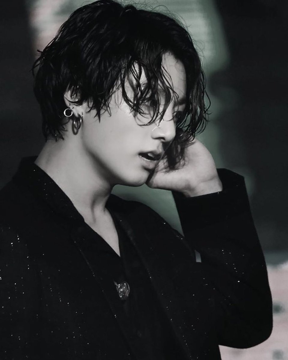 SevenMakeMeWeak's tweet photo. Like this ain't a mafia au
#JUNGKOOK #JeonJungkook
#BTS #BTSxLotteFamilyConcert
#BTSRESTPARTY
#RestWellBTS
#jungkooklonghair #jungkookhair https://t.co/W7pZ5HeXDR