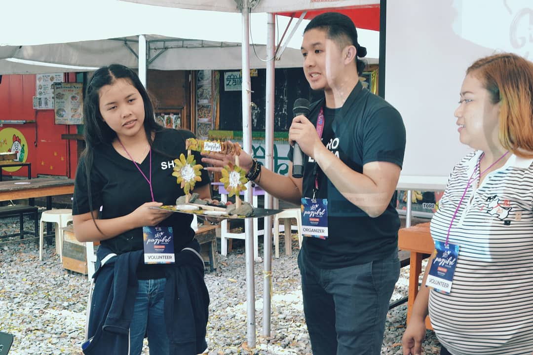 astrolikha's tweet photo. Pinagunahan ng Creative Street ang mga art talks at recycling workshops sa pre-show ng #Pagsibol2019 na sinalihan ng mga volunteers mula sa Rotaract Club of Metro Poblacion Silang at Rotaract Club of Baywalk Manila.
Mga larawan ni Charles Alivanera https://t.co/ZZCE2o71Kt