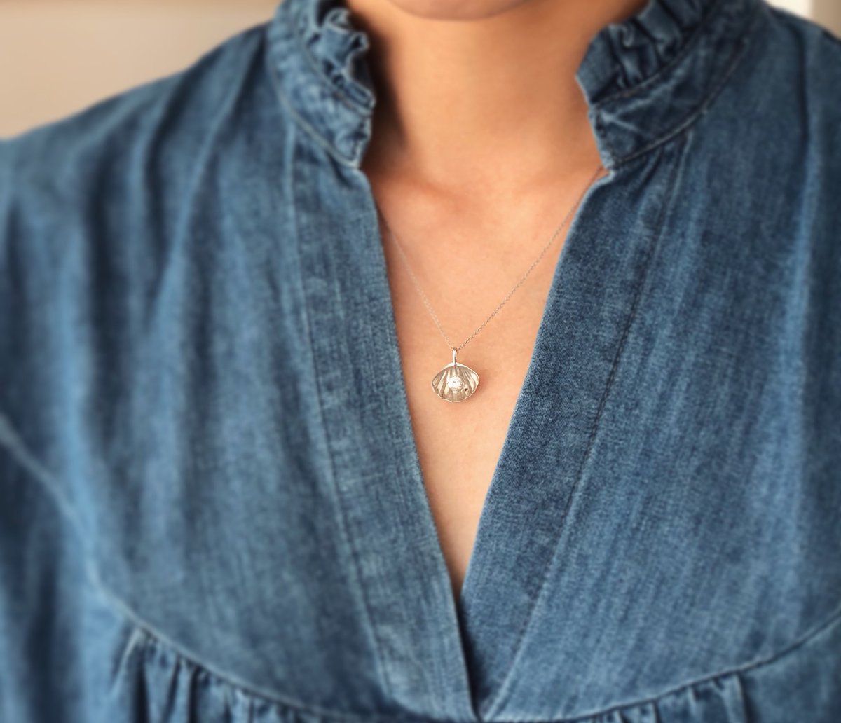 DraJewelry's tweet photo. 따뜻한 반짝임을 품고 있는 은은한 실버 #조개목걸이 ⛓🐚
.
#Handcrafted by DRA 🌓 Only in #DRA
.
#DRAjewelry #jewelry #jewellery #handcraftedjewellery #handmade #handmadejewelry #silversmith #pendant #necklace #jotd #DRA주얼리 #드라 #드라주얼리 #주얼리 #목걸이 #앤틱목걸이 #데일리 https://t.co/jbeNIvd67N