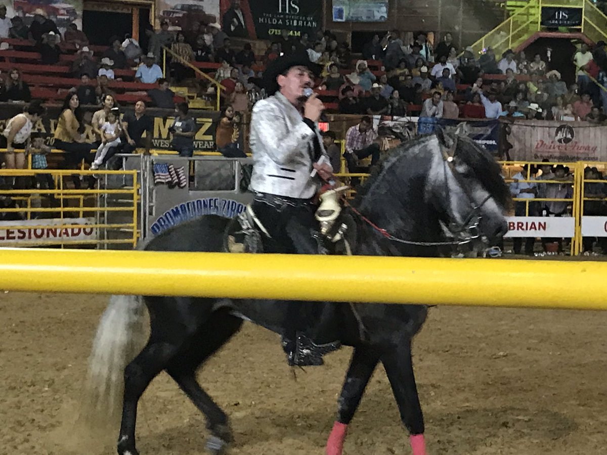 CarlosBanda's tweet photo. El nuevo rey del jaripeo #JoséManuelFigueroa arrancó con gran éxito su gira en #Houston #Texas  acompañado de sus músicos y su banda. https://t.co/gFHOoaEznC