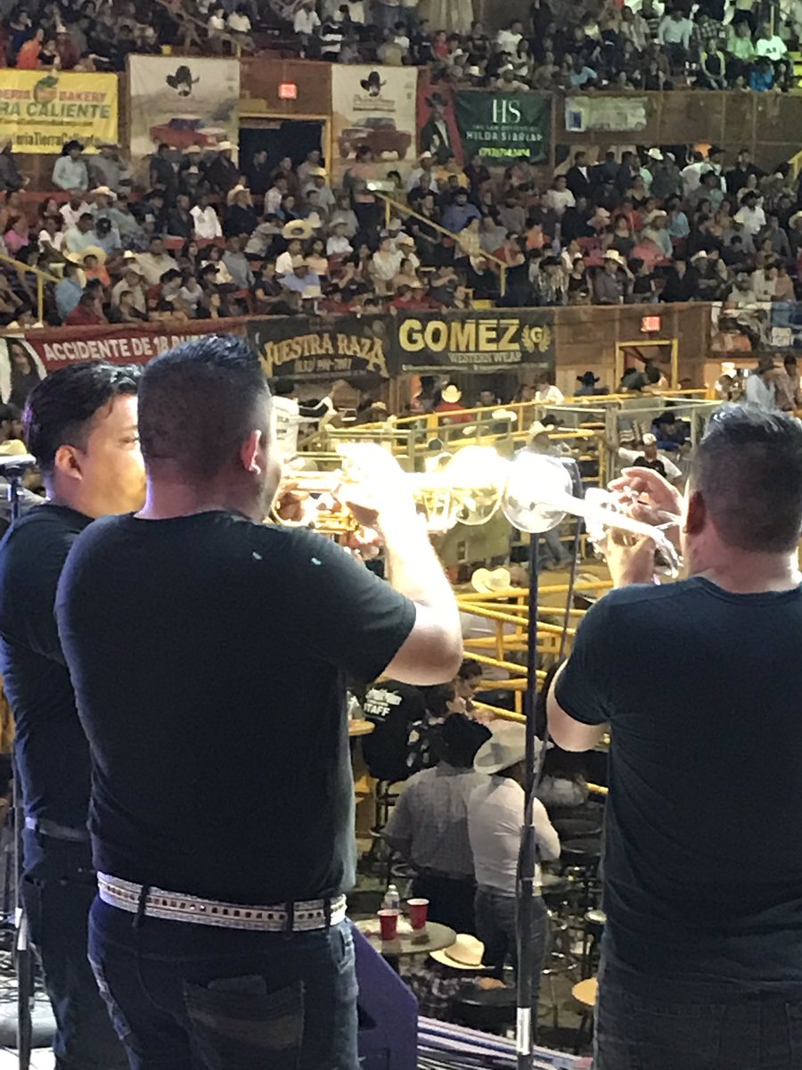 CarlosBanda's tweet photo. El nuevo rey del jaripeo #JoséManuelFigueroa arrancó con gran éxito su gira en #Houston #Texas  acompañado de sus músicos y su banda. https://t.co/gFHOoaEznC