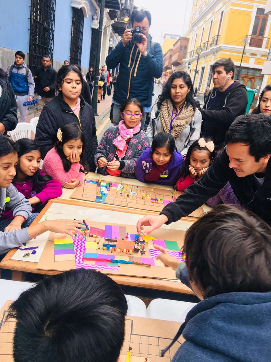 aula_pe's tweet photo. Hoy  @aula_pe en @100en1dialima #tallerdeMiniArquitectos Patio Vivo en el Centro Histórico de #Lima! Niñas y Niños diseñaron propuestas para el patio de la Quinta Las Columnas!  Gracias a todo el equipo por su apoyo! #somosaula #miniarquitectos #fiiu2019 #niñezyciudad https://t.co/eplYPF7Oud