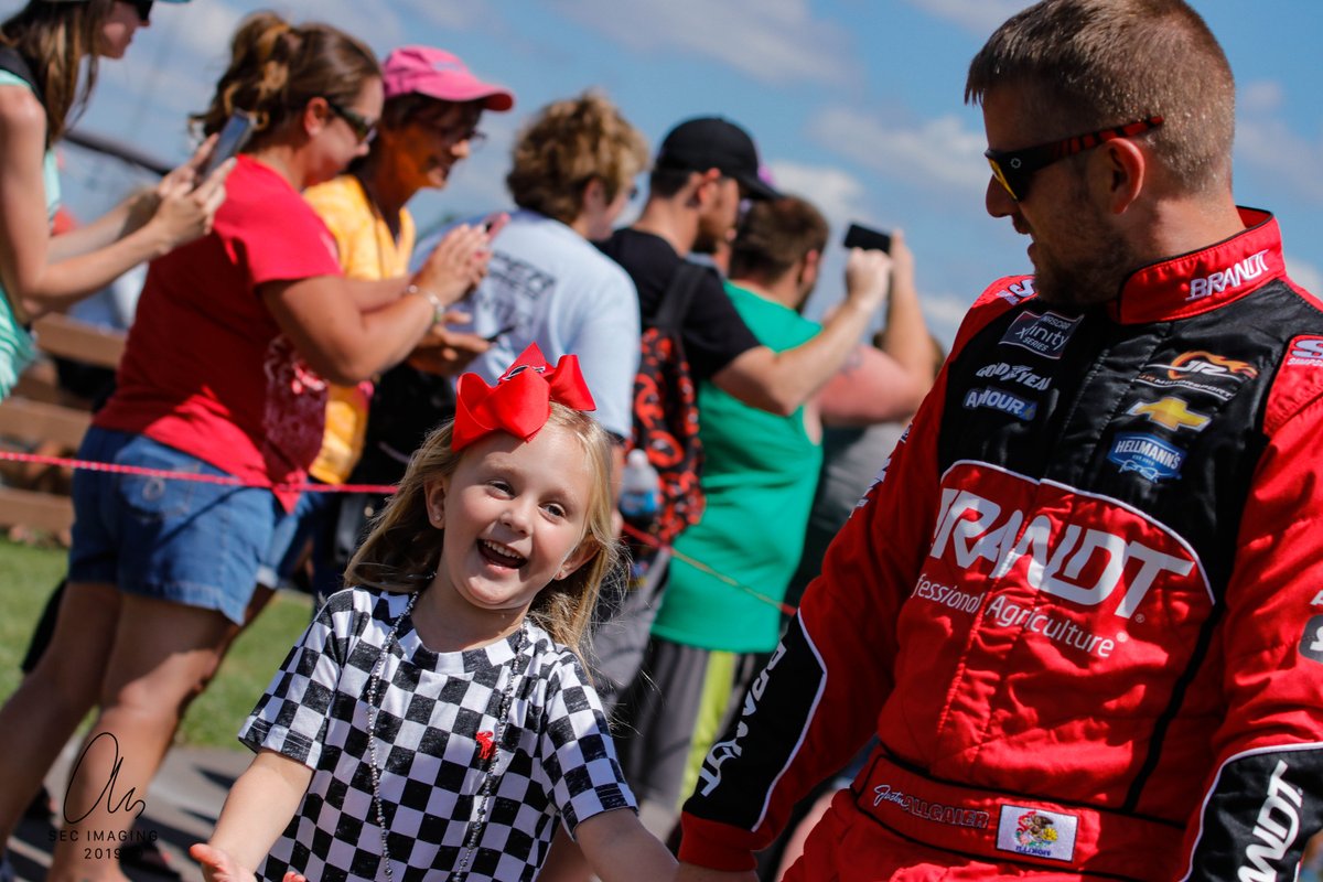 @J_Allgaier and his daughter Harper Grace having fun and laughs in the #RookieRacers high five line at driver intros at @Mid_Ohio @AshleyAllgaier @JRMotorsports #SECImaging