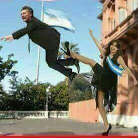 FloryCantoX's tweet photo. “A los que recomendaron irse a dormir, que no se duerman mas, que nos causaron muchos problemas” 

-Alberto Fernández, candidato a la presidencia de la Argentina. 

🎵🎶A volver, vamos a volver.. 🎶🎵

#FernandezFernandez https://t.co/crYcp323Jh