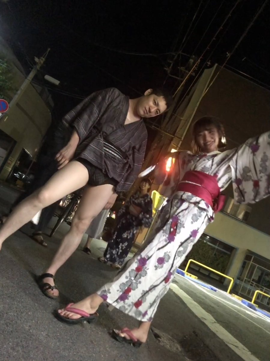 coco_hikari's tweet photo. 岡山での最後の夏だと信じて幻想庭園を満喫しました。浴衣でビールを飲み、独自の着こなしで楽しむ中、一人浮くエ◯ちゃん。
……えっ、その服、五万円なの⁉︎
彼は寂しそうに頷くと、そのパジャマlikeな服をまとい、幻想庭園に消えていった。 https://t.co/WA0fiJq4jC