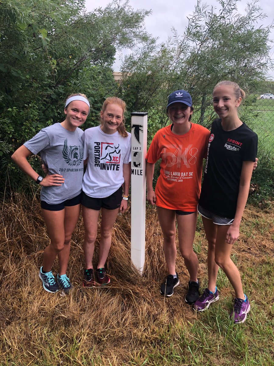 RockfordXC's tweet image. Bailey Ewen, Emily Danks, and Mara Sweeney met conference foe from Caledonia and ran @EK_Distance course! #PrepForJamboree #KnowYourCompetition