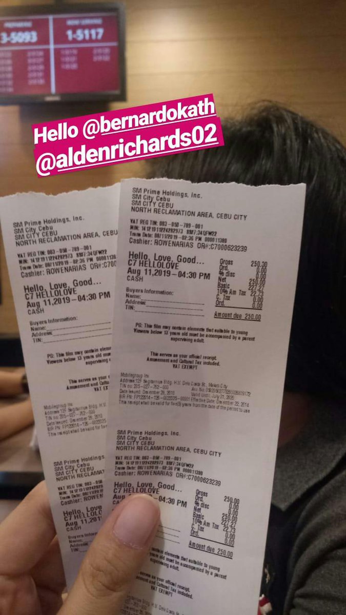 Angelskiiee's tweet photo. Thank you for another good movie of yours @bernardokath @aldenrichards02. I was literally crying and unfortunately wala akong dalang tissue or panyo so yung sleeve ng boyfriend ko yung nabasa ng sobra 😂😂. Sana may part 2!!!!! 

#HelloLoveGoodye https://t.co/HT1x1NT0ww