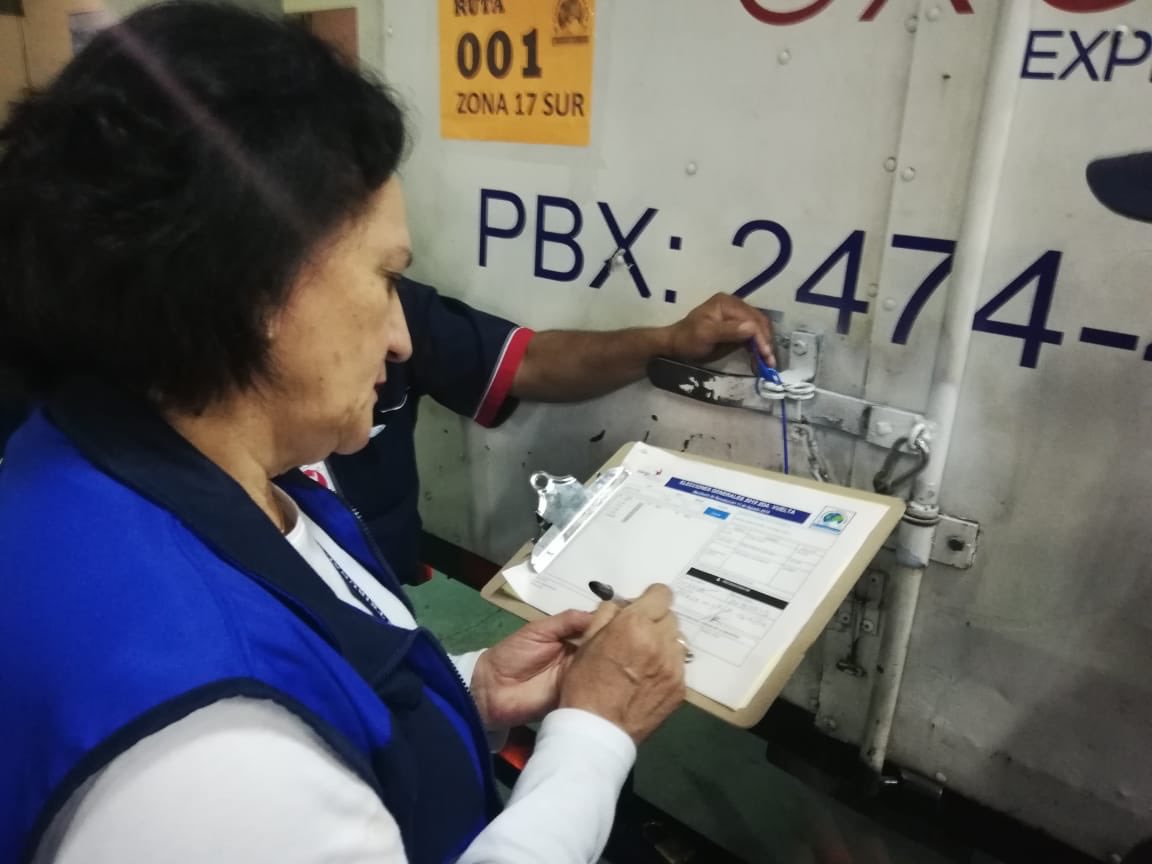 JuntaDistritoC's tweet image. La presidenta de la Junta Electoral del Distrito Central, la licenciada Annabella Morfin recibió el camión que transportaba las cajas con enseres electorales que fueron utilizados en los centros de votación este domingo 11 de agosto. #yocuidotuvoto #Elecciones2019GT #JEDC2019
