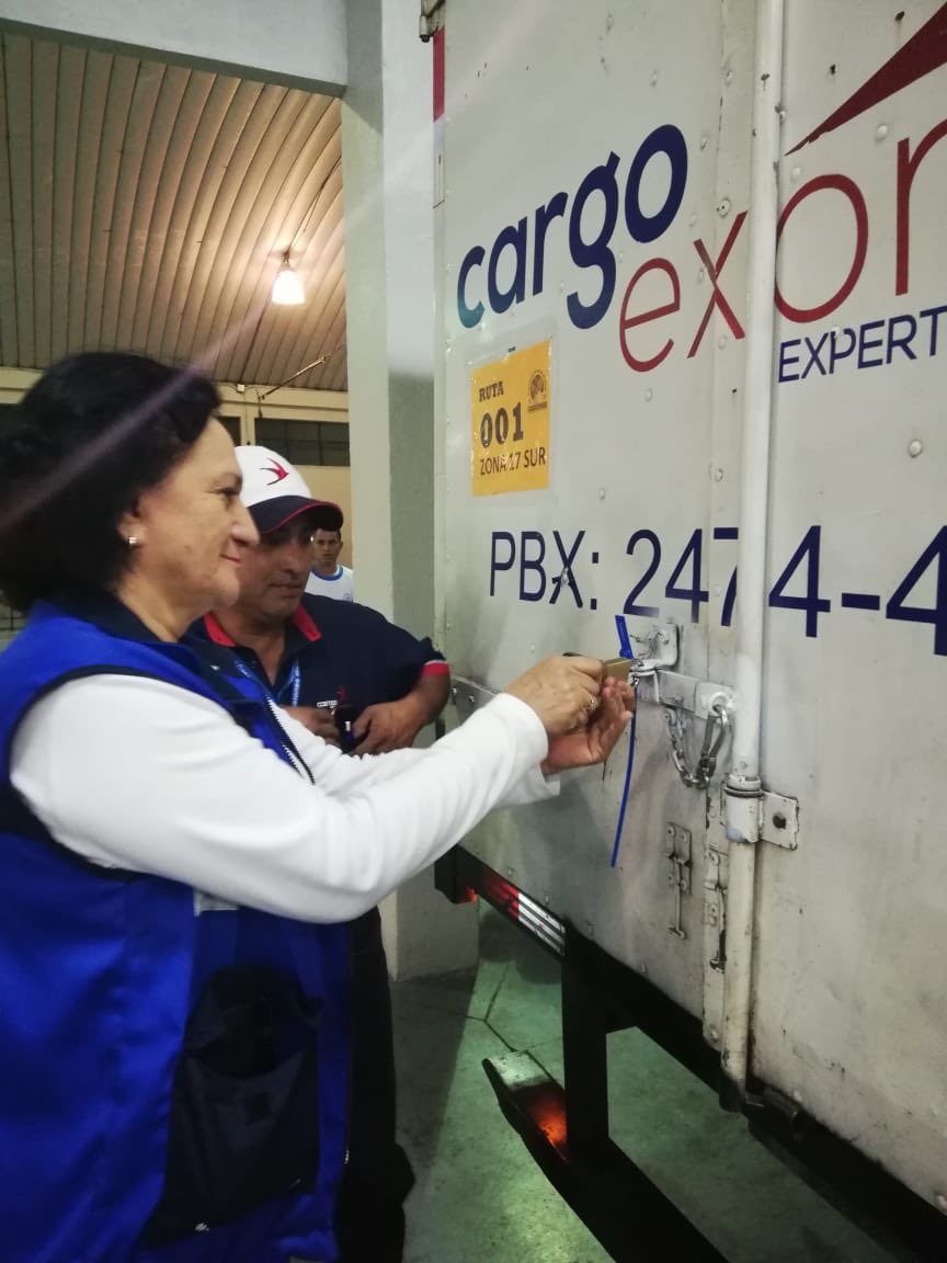 JuntaDistritoC's tweet image. La presidenta de la Junta Electoral del Distrito Central, la licenciada Annabella Morfin recibió el camión que transportaba las cajas con enseres electorales que fueron utilizados en los centros de votación este domingo 11 de agosto. #yocuidotuvoto #Elecciones2019GT #JEDC2019