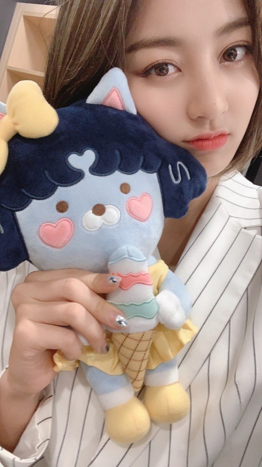 JYPETWICE's tweet photo. 트둥이들과 무사히 만난
카카오프렌즈 트와이스에디션 쪼꼬맹이들♥ #2

단발까지 닮은 NEO랑 찰칵찰칵!
쌍둥이 동생들이 생겼네요♥

#TWICE #트와이스 #KAKAOFRIENDS #카카오프렌즈 #kakaofriends_twice_edition #카카오프렌즈트와이스에디션 https://t.co/uZPnukFB8n