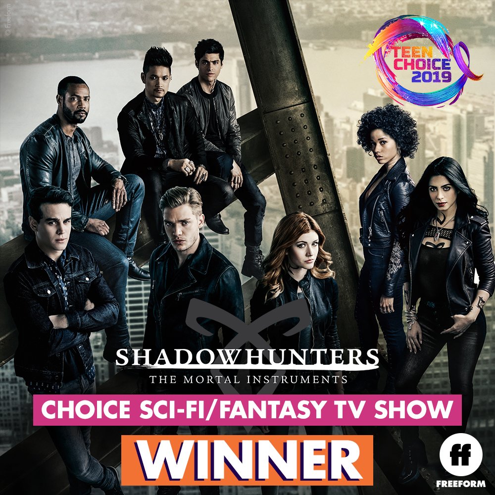 FreeformTV's tweet photo. Count ‘em - TWO #TeenChoiceAwards surfboards for @ShadowhuntersTV. Congratulations on #ChoiceSciFiFantasyTVShow and #ChoiceSciFiFantasyTVActress for @Kat_McNamara! #Shadowhunters https://t.co/cEdKNDYGYR