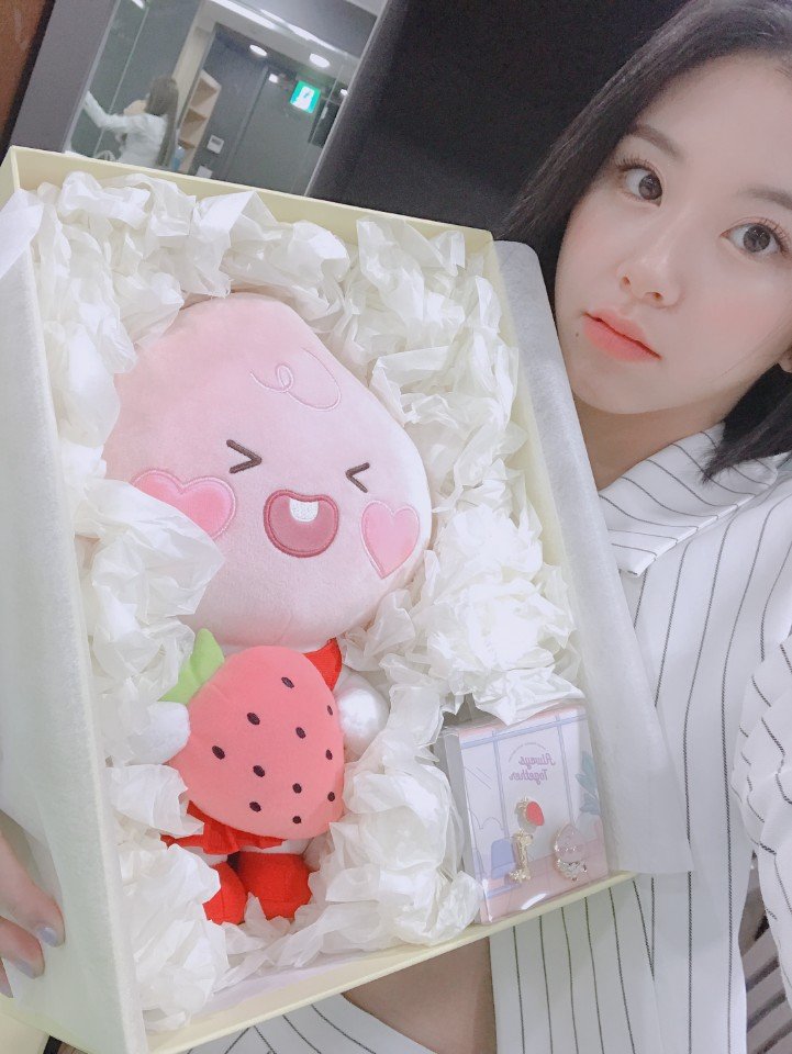 JYPETWICE's tweet photo. 트둥이들과 무사히 만난
카카오프렌즈 트와이스에디션 쪼꼬맹이들♥

찰떡 볼따구와 앙증맞은 앞니까지..
나모챙 X APEACH는 사랑입니다..♥

#TWICE #트와이스 #KAKAOFRIENDS #카카오프렌즈 #kakaofriends_twice_edition #카카오프렌즈트와이스에디션 https://t.co/11n1bn0gEK