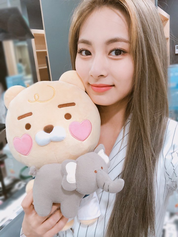 JYPETWICE's tweet photo. 트둥이들과 무사히 만난
카카오프렌즈 트와이스에디션 쪼꼬맹이들♥ #3

한 사진 속에 귀여움! 예쁨!이 뿜뿜!
사다쯔와 RYAN 케미도 뿜뿜뿜!♥

#TWICE #트와이스 #KAKAOFRIENDS #카카오프렌즈 #kakaofriends_twice_edition #카카오프렌즈트와이스에디션 https://t.co/fYe30ziXjB