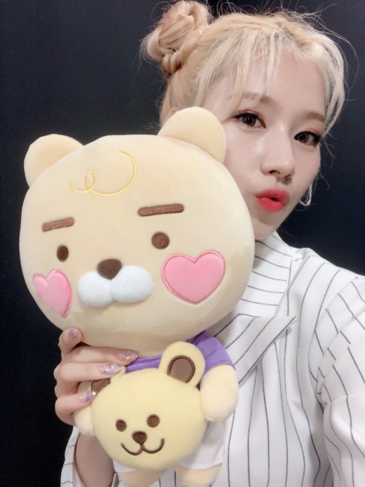 JYPETWICE's tweet photo. 트둥이들과 무사히 만난
카카오프렌즈 트와이스에디션 쪼꼬맹이들♥ #3

한 사진 속에 귀여움! 예쁨!이 뿜뿜!
사다쯔와 RYAN 케미도 뿜뿜뿜!♥

#TWICE #트와이스 #KAKAOFRIENDS #카카오프렌즈 #kakaofriends_twice_edition #카카오프렌즈트와이스에디션 https://t.co/fYe30ziXjB