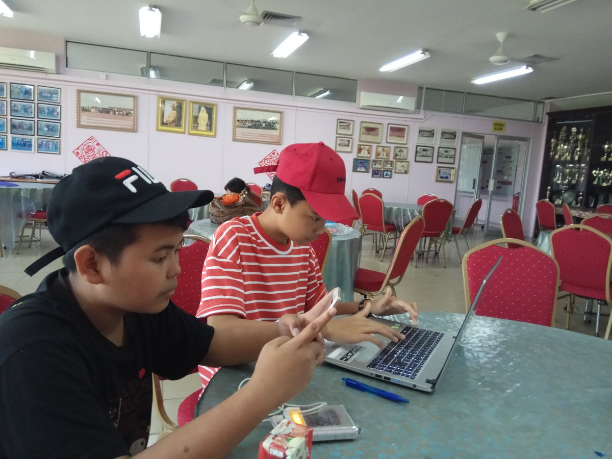 SMASMediaClub's tweet photo. SM Awang Semaun Year7A students are hard at work during a public holiday to win the Young Journalist 2019 competition https://t.co/DGpoL5zX05