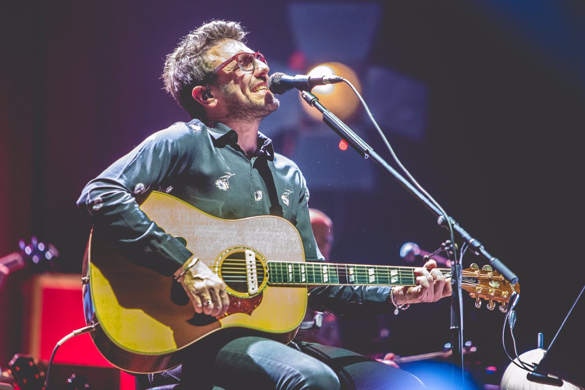 ntvgoficial's tweet photo. 10 veces gracias 🙏🏻 
📸 @MMezzutt 
#OtrasCanciones25años https://t.co/Iz7elOnAY9